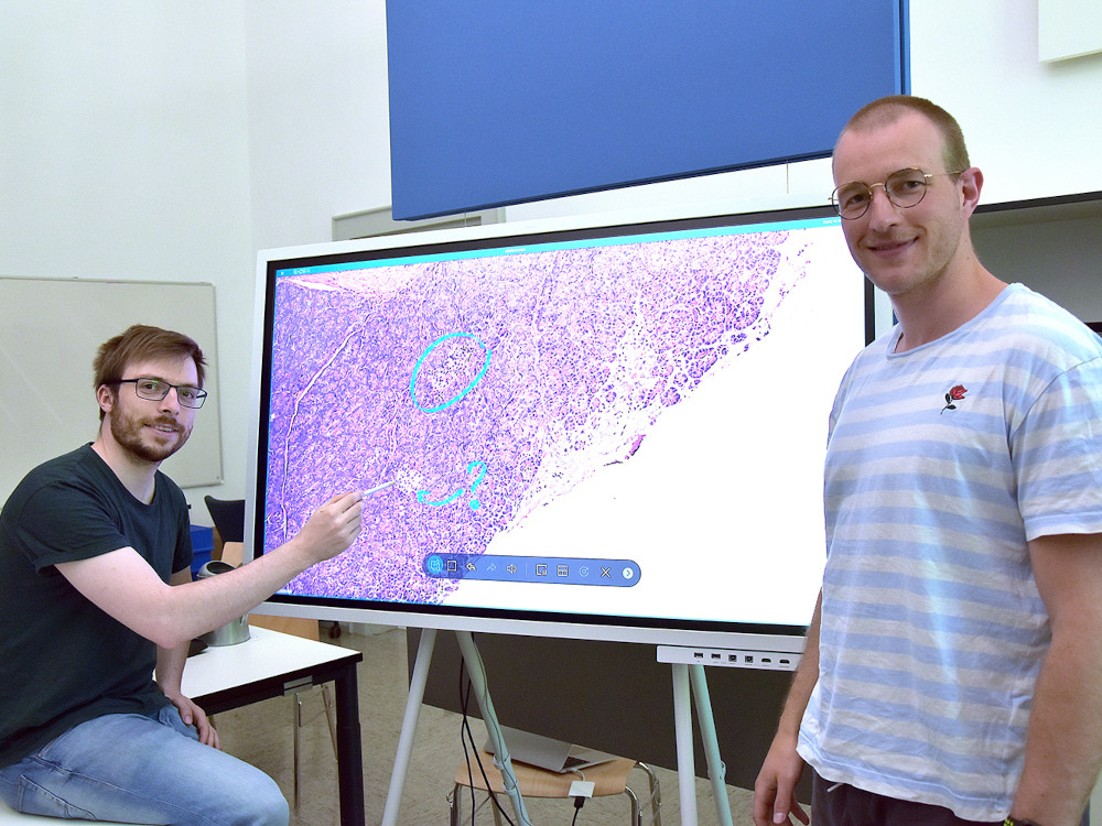 Philipp Sodmann (links) und Matthias Griebel entwickelten ein Deep-Learning-Modell, das mikroskopische Bilder auswerten kann. Quelle: Universität Würzburg